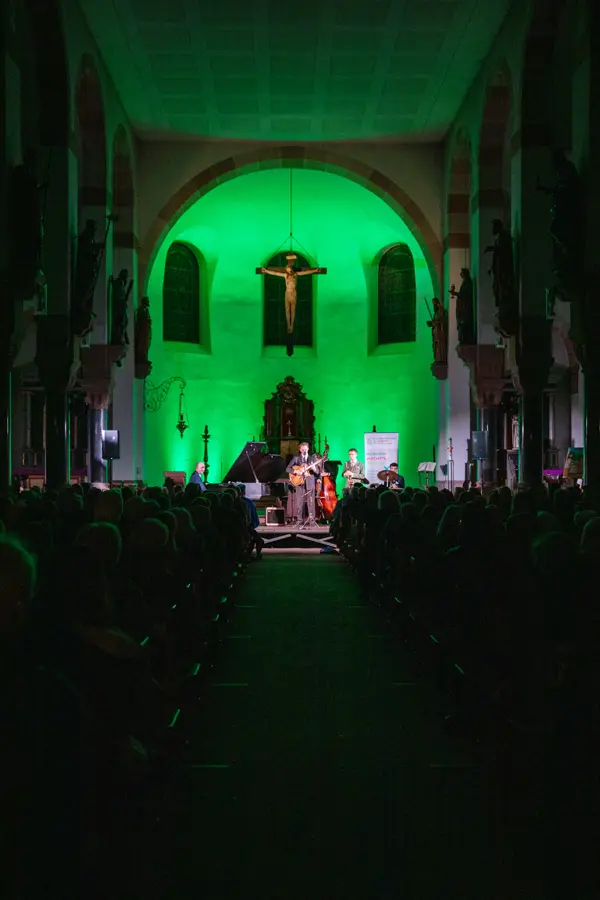 Voll besetzte Kirche St. Gereon