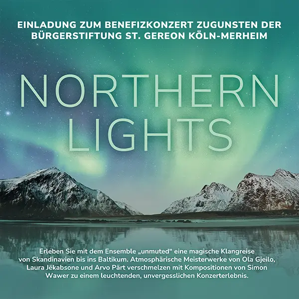 Grünes Nordlicht über einer verschneiten Berglandschaft an einem See – Ankündigung des Benefizkonzerts Northern Lights.